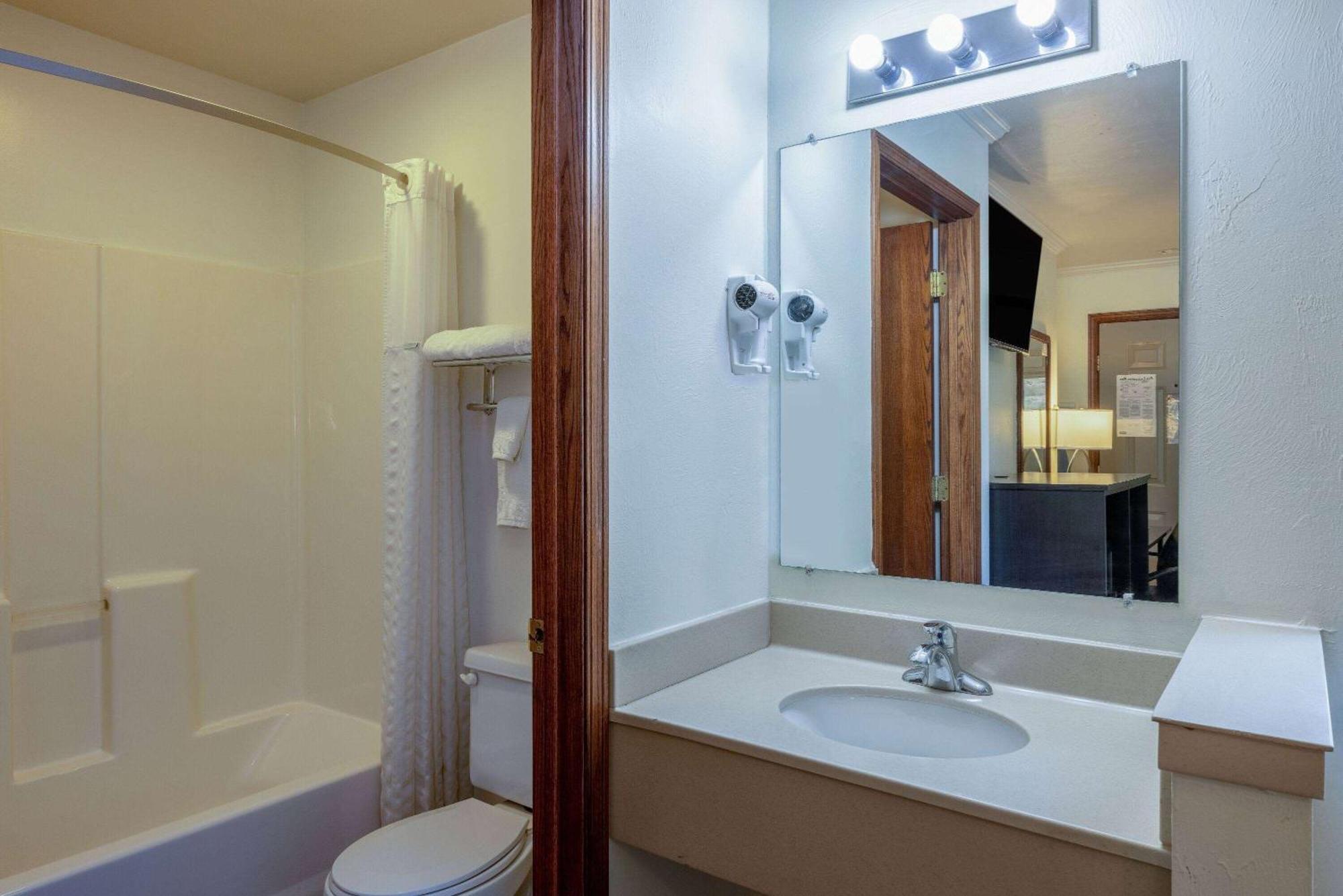 Travelodge By Wyndham ליווינגסטון מראה חיצוני תמונה